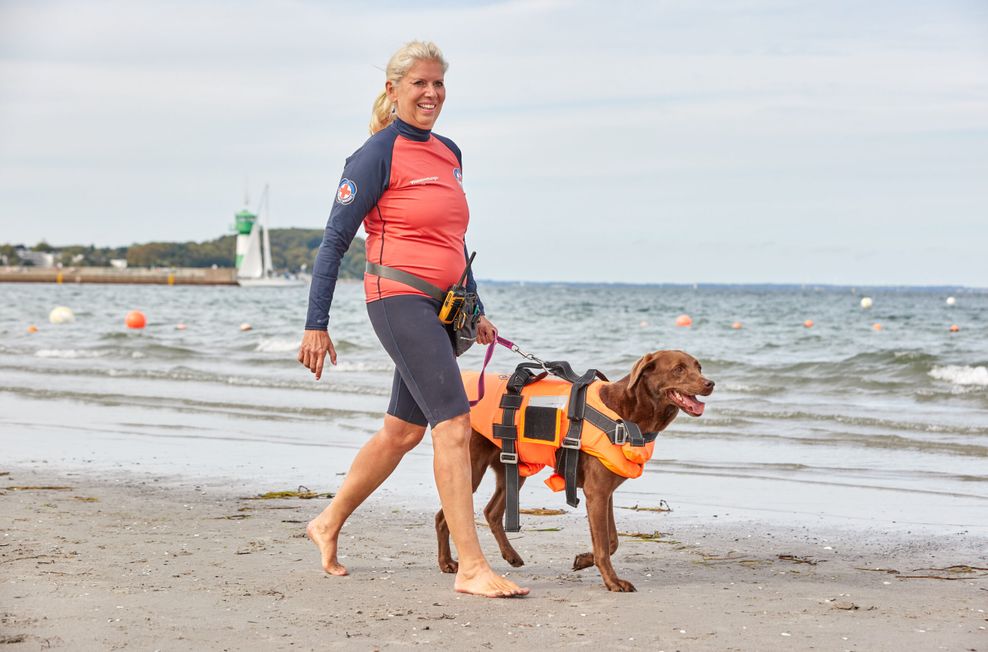 Schön bei Fuß: Ulrike Strauß-Kowalski, Wasserwacht Hundeführerin, und ihre Labradorhündin Nala