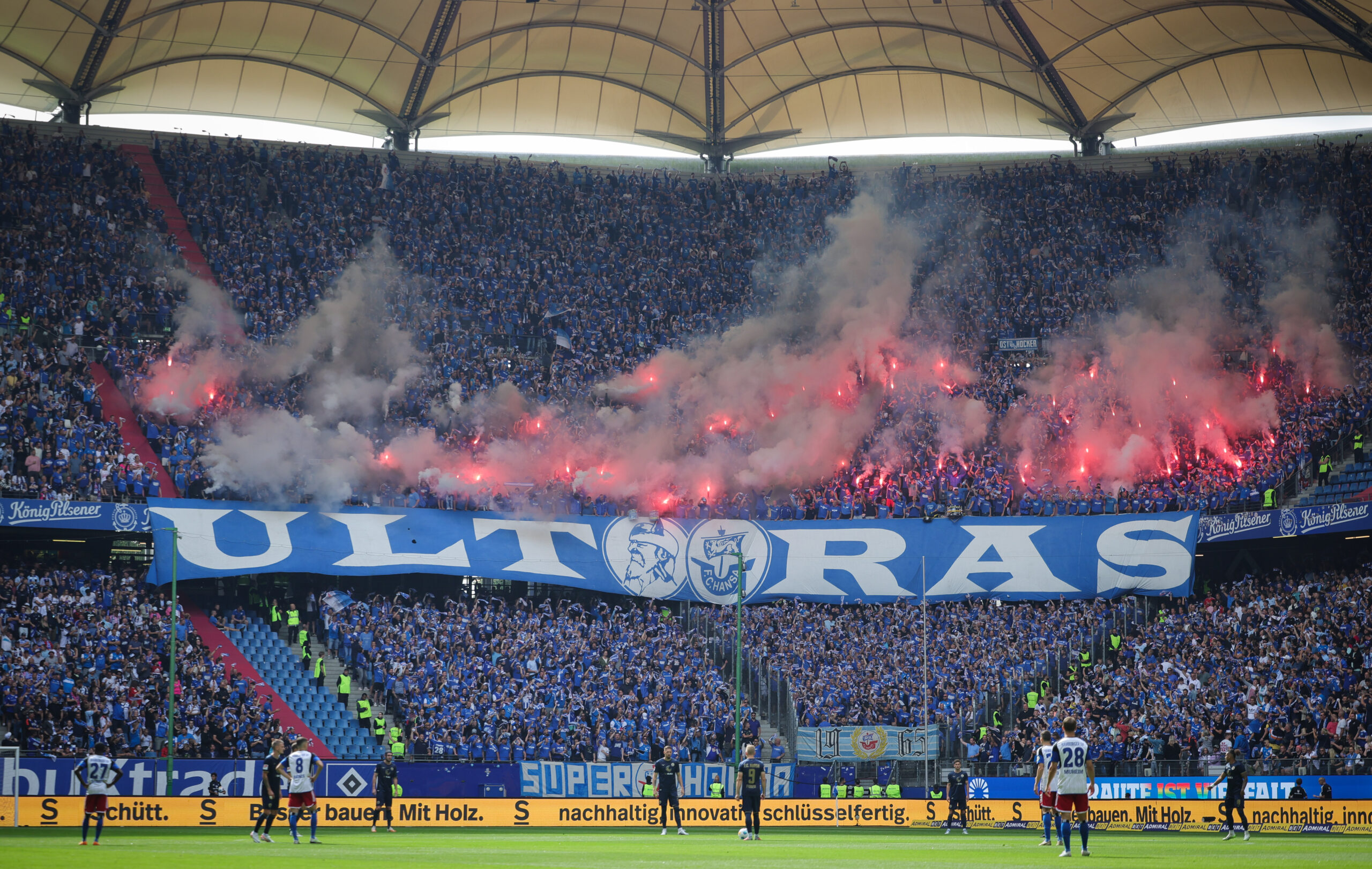 Die Rostocker Fans zündeten reichlich Pyrotechnik – in und vor dem Stadion.