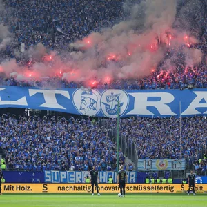 Die Rostocker Fans zündeten reichlich Pyrotechnik – in und vor dem Stadion.