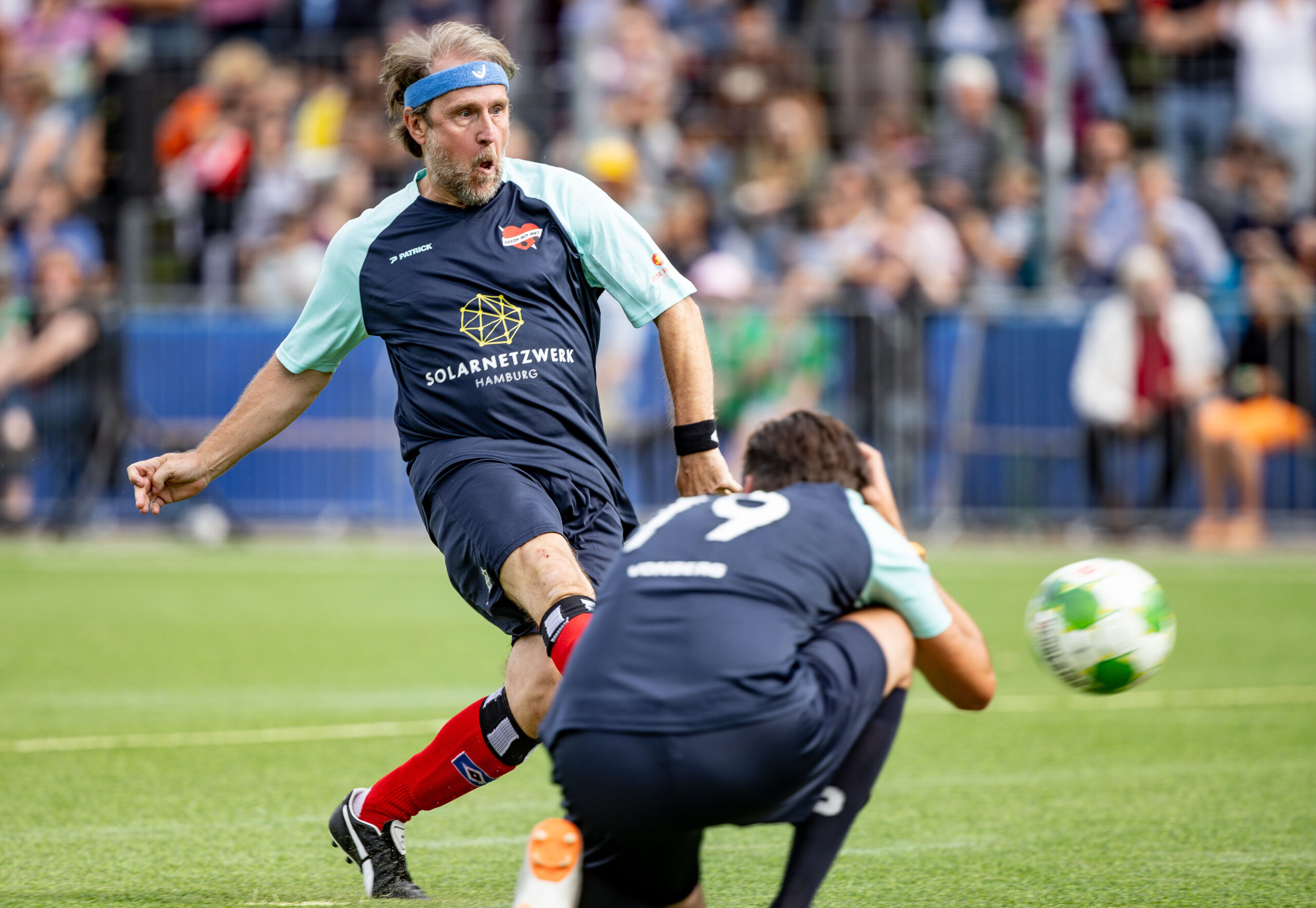 Der Schauspieler Bjarne Mädel schiesst beim Benefiz-Fußballspiel „Kicken mit Herz“ des Universitätsklinikums Hamburg-Eppendorf zugunsten der Kinder-Herz-Medizin, einen Elfmeter.