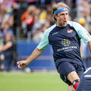 Der Schauspieler Bjarne Mädel schiesst beim Benefiz-Fußballspiel „Kicken mit Herz“ des Universitätsklinikums Hamburg-Eppendorf zugunsten der Kinder-Herz-Medizin, einen Elfmeter.