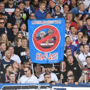 Kieler Fans halten ein Transparent mit der Aufschrift „Vorstand raus“ hoch