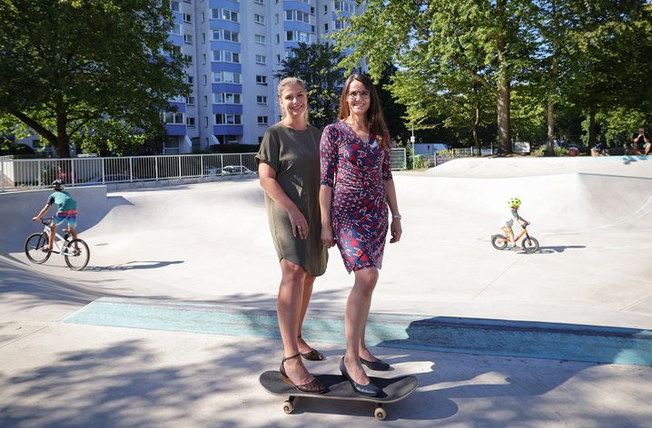 Karen Pein (SPD, r), Senatorin für Stadtentwicklung und Wohnen in Hamburg, und Sonja Böseler, Bezirksamtsleiterin Eimsbüttel, stehen bei einem Fototermin vor der neuen Skateanlage in der Lenzsiedlung. 