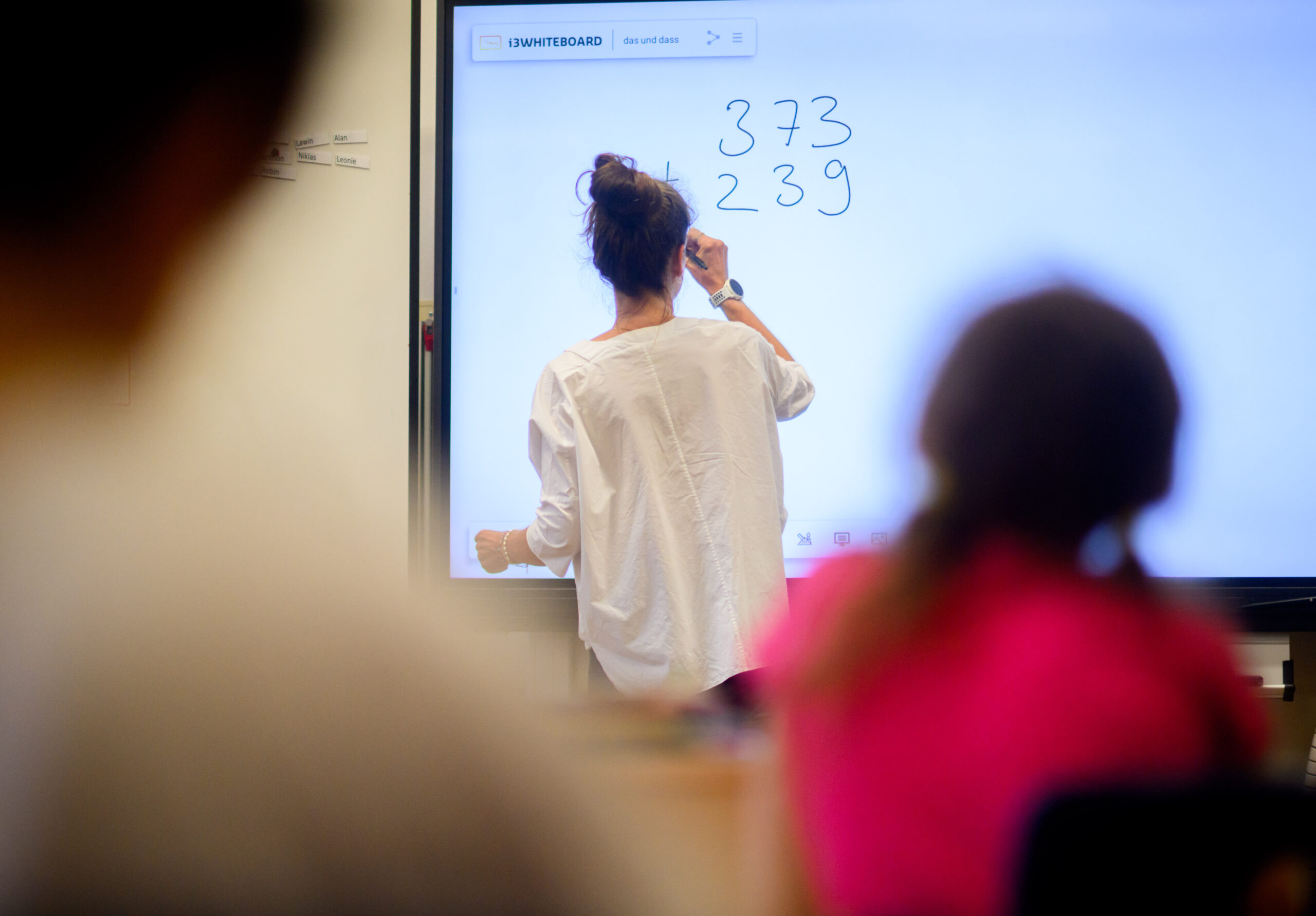 Immer mehr Unterricht muss ausfallen, wegen Lehrermangel.