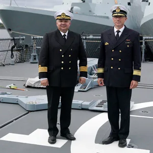 Flottillenadmiral Stephan Haisch (r), stellvertretender Kommandeur von DEU MARFOR, und lettische Marine-Chef Maris Polencs stahen an Bord der Fregatte Hamburg im Hafen von Riga.