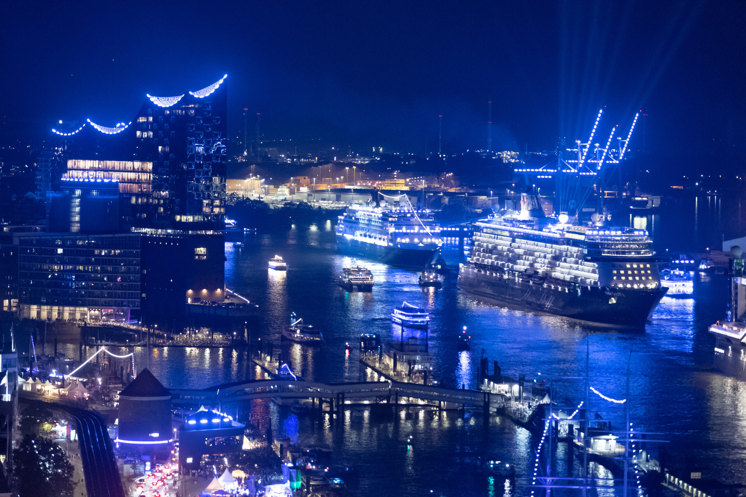 Die Parade der Kreuzfahrtschiffe durch Hamburgs „Blue Port“