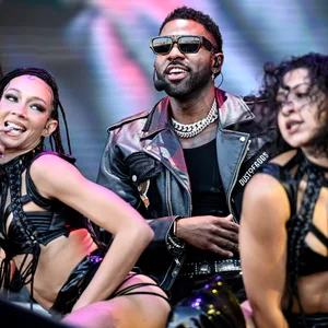Der US-amerikanische Sänger Jason Derulo steht mit Tänzerinnen auf der Bühne.