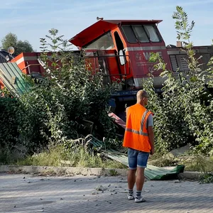 Beim Entgleisen eines mit Zement beladenen Güterzuges ist in Geseke im Kreis Soest eine Person ums Leben gekommen.