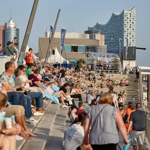 Die Hafenpromenade gehört zu den beliebtesten Zielen in der Stadt – nicht nur in der Abendsonne.