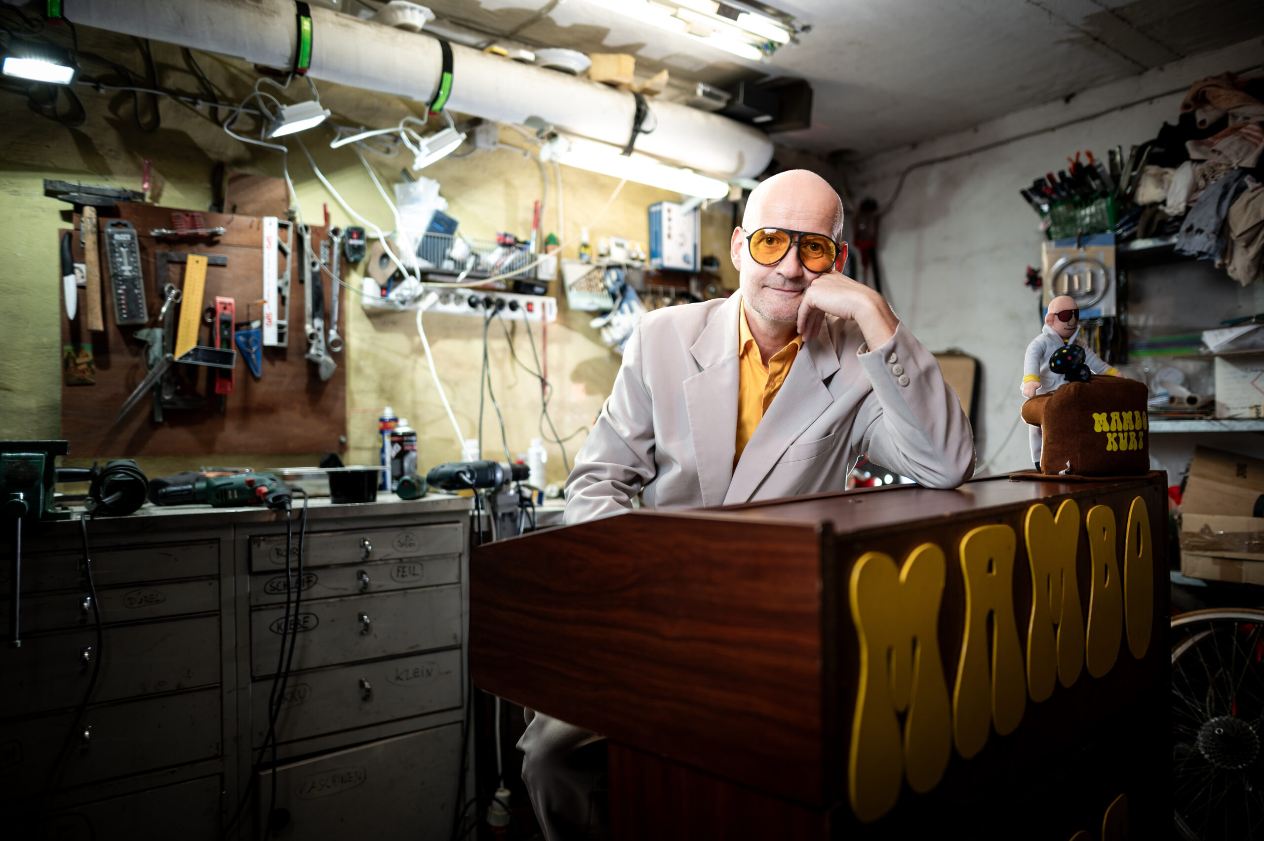 Der Musiker Mambo Kurt sitzt in seinem Keller in Bochum an seiner Orgel.