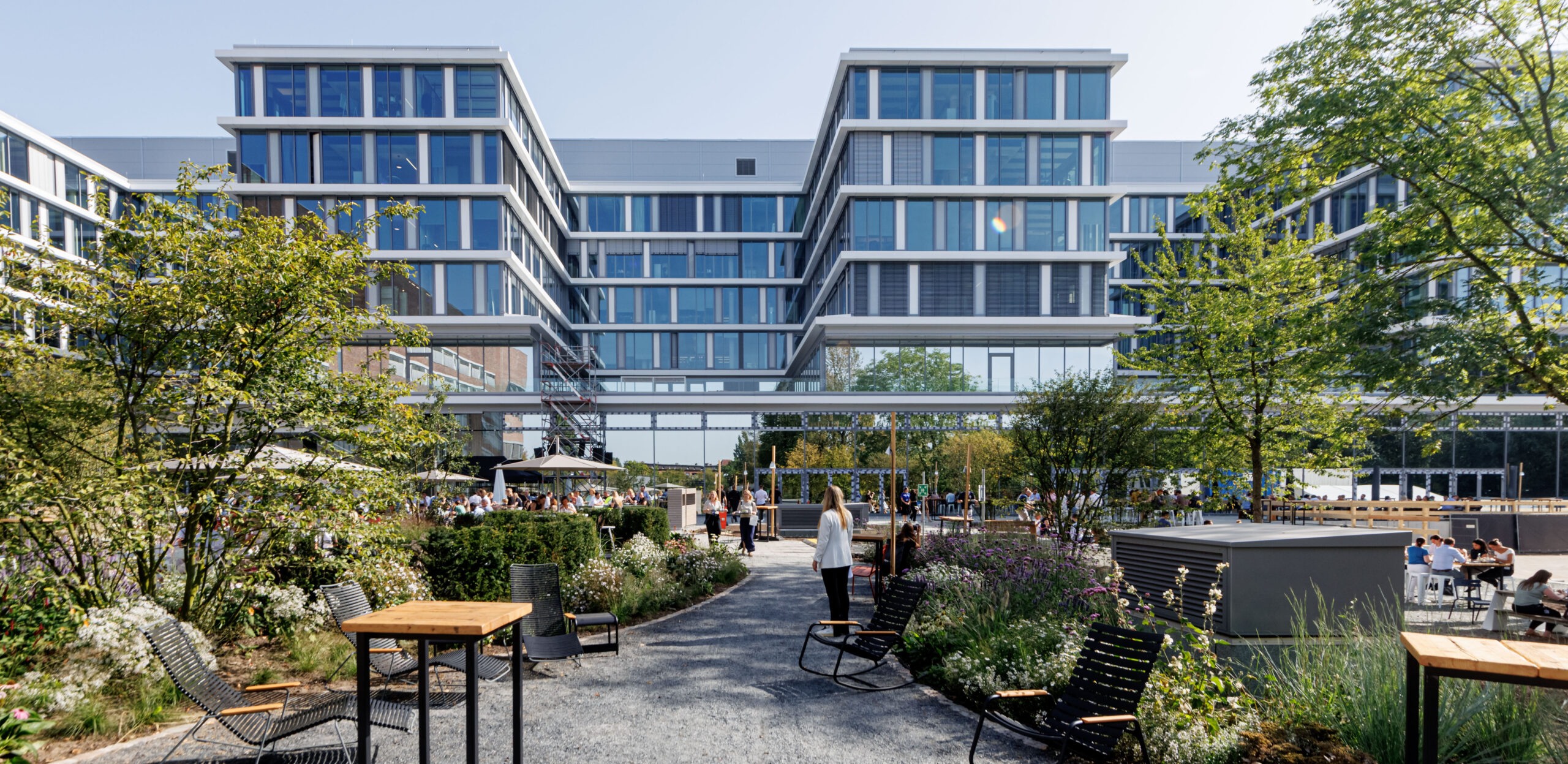 Blick vom Garten des Mitarbeiterrestaurants auf die neue Beiersdorf Konzernzentrale in Hamburg.