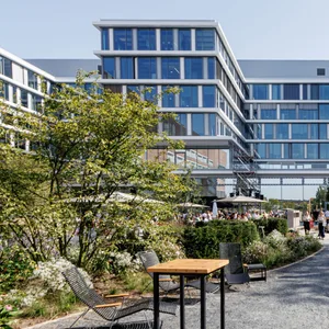 Blick vom Garten des Mitarbeiterrestaurants auf die neue Beiersdorf Konzernzentrale in Hamburg.