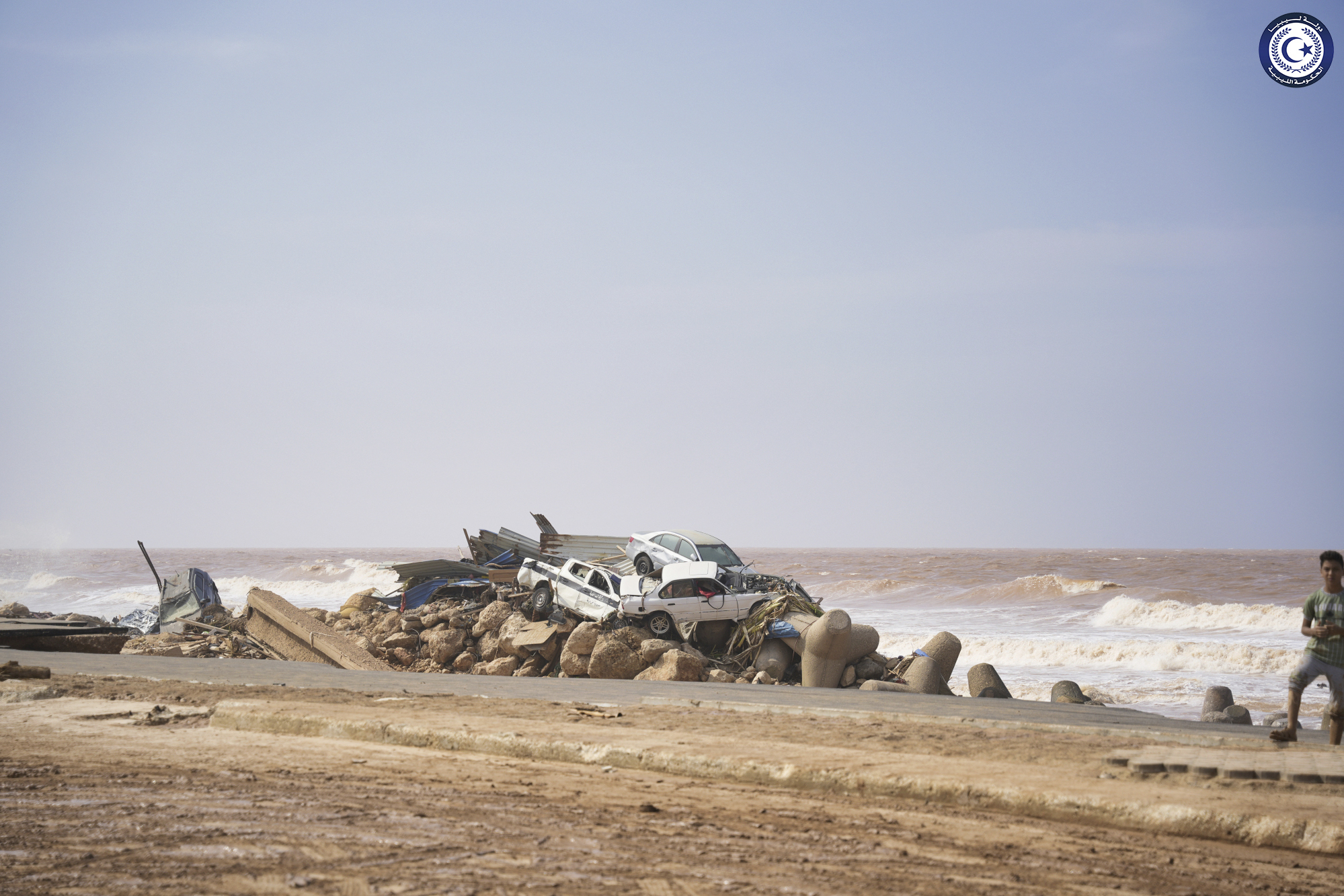 Die Fluten haben Autos bis zum Meer mit sich gerissen: In Libyen werden Tausende Tote nach Unwettern befürchtet.