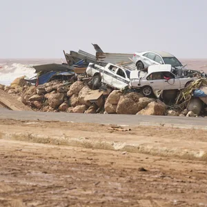 Die Fluten haben Autos bis zum Meer mit sich gerissen: In Libyen werden Tausende Tote nach Unwettern befürchtet.