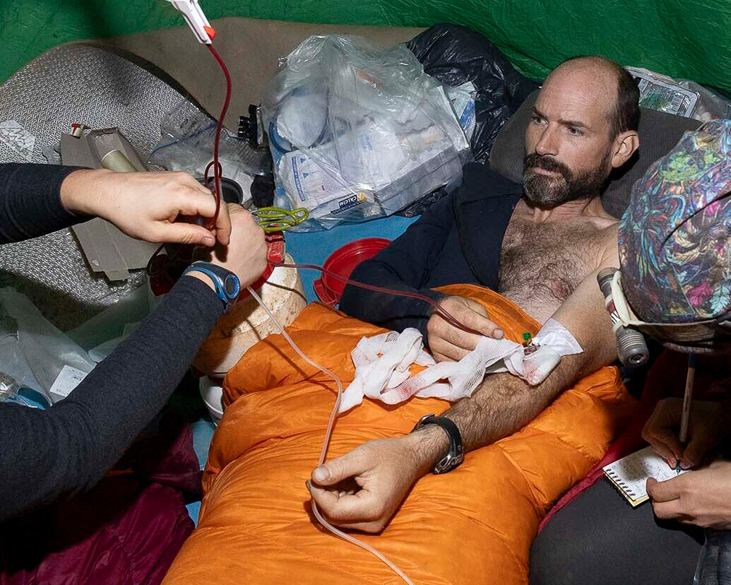 Ein medizinisches Team kümmert sich um den US-amerikanischen Höhlenforscher Mark Dickey (M) in der Morca-Höhle. Nach neun Tagen ist ein auf einer Expedition in der Türkei schwer erkrankter US-amerikanischer Höhlenforscher aus mehr als 1000 Metern Tiefe gerettet worden.