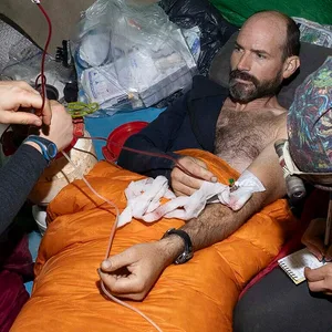 Ein medizinisches Team kümmert sich um den US-amerikanischen Höhlenforscher Mark Dickey (M) in der Morca-Höhle. Nach neun Tagen ist ein auf einer Expedition in der Türkei schwer erkrankter US-amerikanischer Höhlenforscher aus mehr als 1000 Metern Tiefe gerettet worden.
