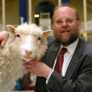 Genforscher Ian Wilmut mit dem ausgestopften Schaf Dolly