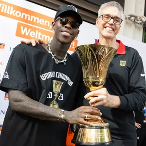 Bundestrainer Gordon Herbert mit seinem Weltmeister-Kapitän Dennis Schröder