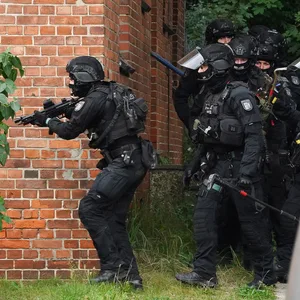 Polizei umstellt Gebäude