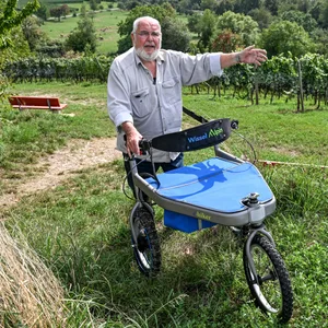 Mit 92 Jahren hat Gerhart Wissel keine Lust aufs Sofa – stattdessen hat sich der Rentner einen eigenen Rollator für Ausflüge in die Berge gebaut.