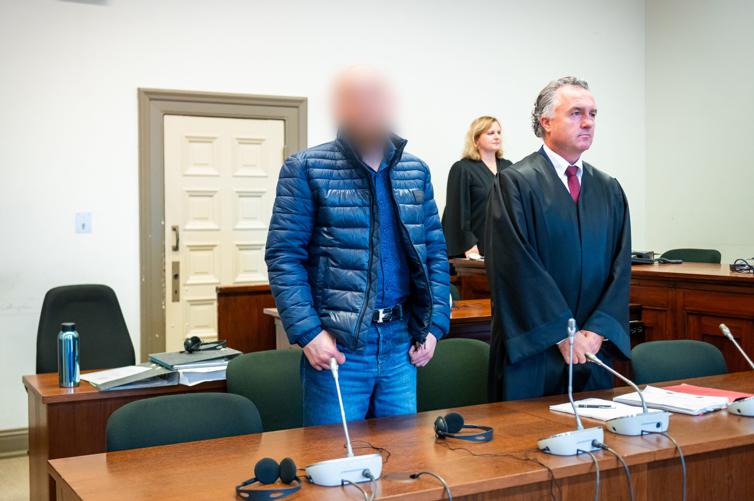 Der Angeklagte (l.) steht neben seinem Verteidiger Rechtsanwalt Viktor Bach im Gerichtssaal.