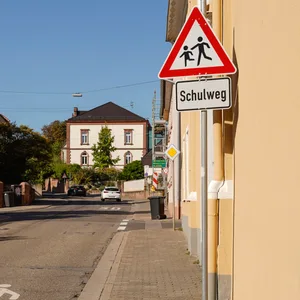 n dieser Straße soll ein verurteilter Sexualstraftäter eine Zehnjährige auf dem Schulweg in sein Auto gezerrt, entführt und mutmaßlich missbraucht haben.