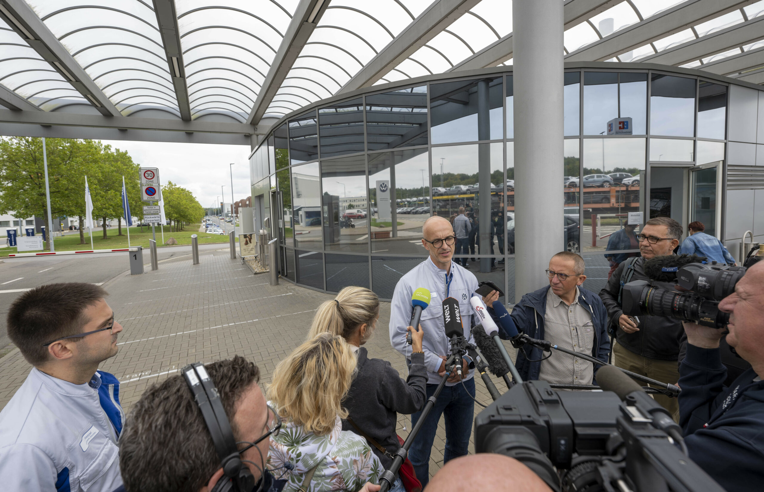 Christian Sommer, Pressesprecher von Volkswagen Sachsen, gibt ein Statement vor dem Werk in Zwickau zu dem geplanten Stellenabbau.