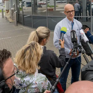 Christian Sommer, Pressesprecher von Volkswagen Sachsen, gibt ein Statement vor dem Werk in Zwickau zu dem geplanten Stellenabbau.