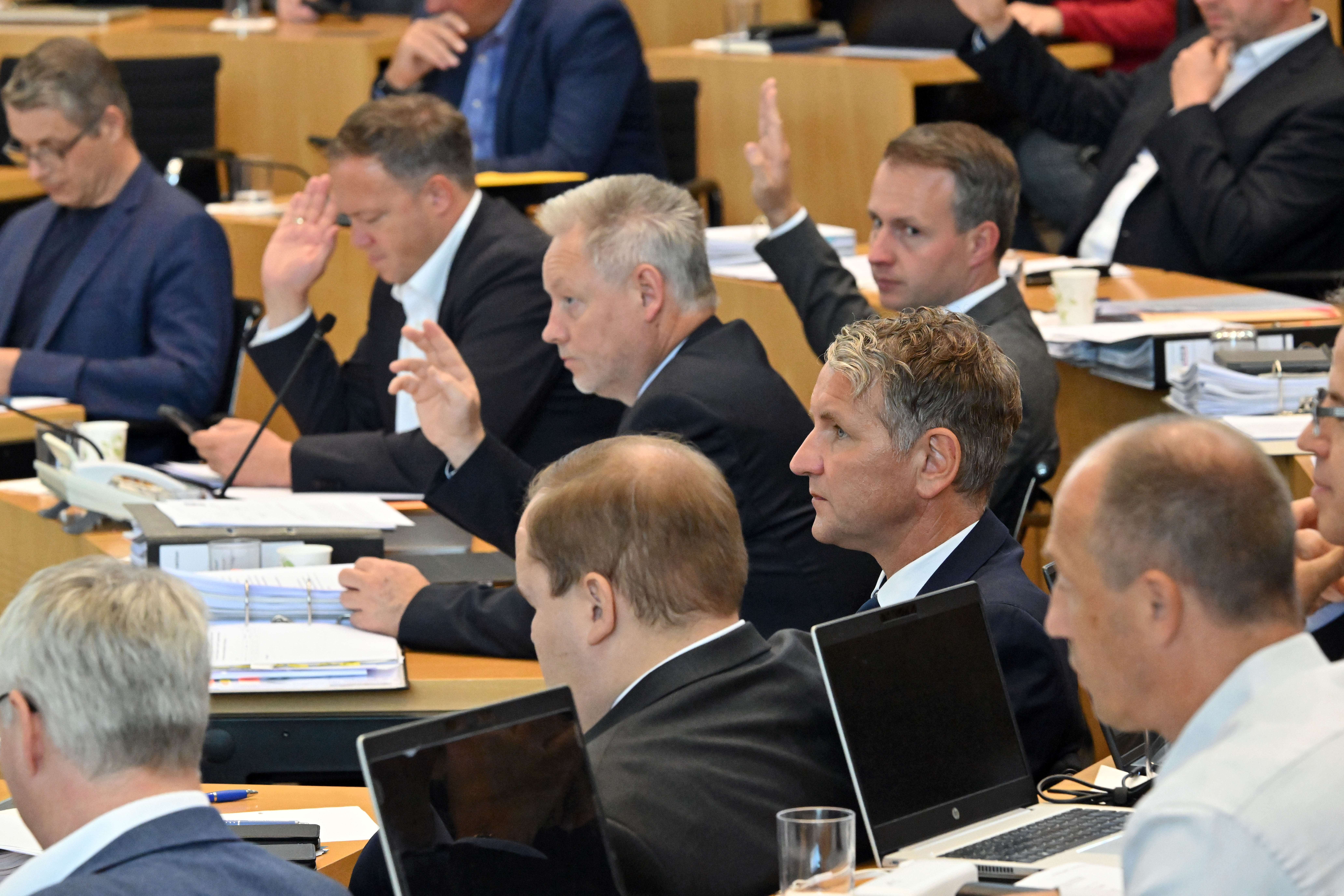 Abgeordnete der AfD und der CDU nehmen im Plenarsaal des Thüringer Landtags an einer Abstimmung teil. Die Opposition hat in Thüringen erstmals gegen den Willen der rot-rot-grünen Regierung eine Steuersenkung durchgesetzt.