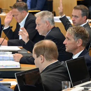 Abgeordnete der AfD und der CDU nehmen im Plenarsaal des Thüringer Landtags an einer Abstimmung teil. Die Opposition hat in Thüringen erstmals gegen den Willen der rot-rot-grünen Regierung eine Steuersenkung durchgesetzt.