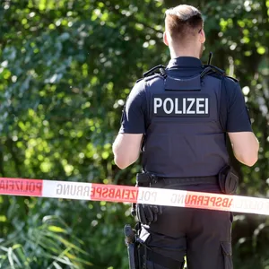 Ein Polizist sichert den Fundort am See, wo Mitte September ein Sechsjährige gefunden wurde, der später an seinen Verletzungen starb. (Archivbild)