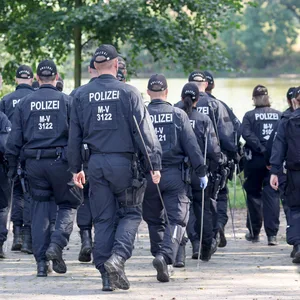 Polizisten durchkämmten das Gebiet rund um den See. Nun werden die Bewohner von Pragsdorf befragt.