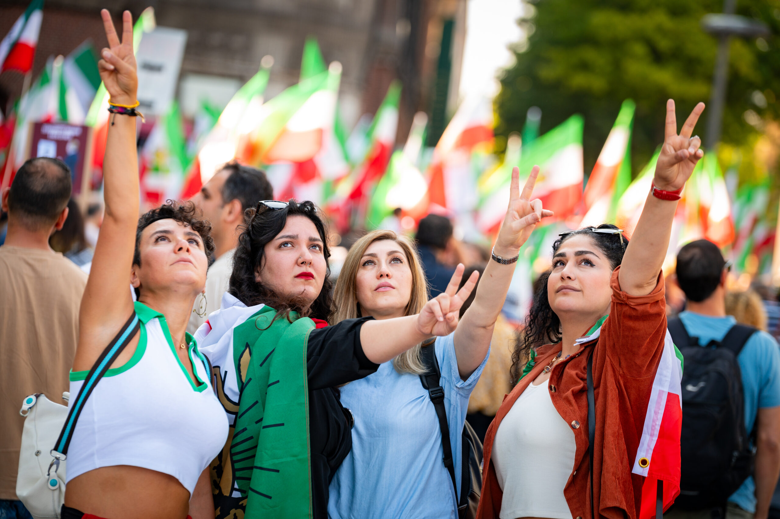 Vier Frauen demonstrieren gegen den Iran