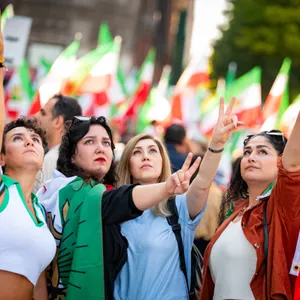 Vier Frauen demonstrieren gegen den Iran