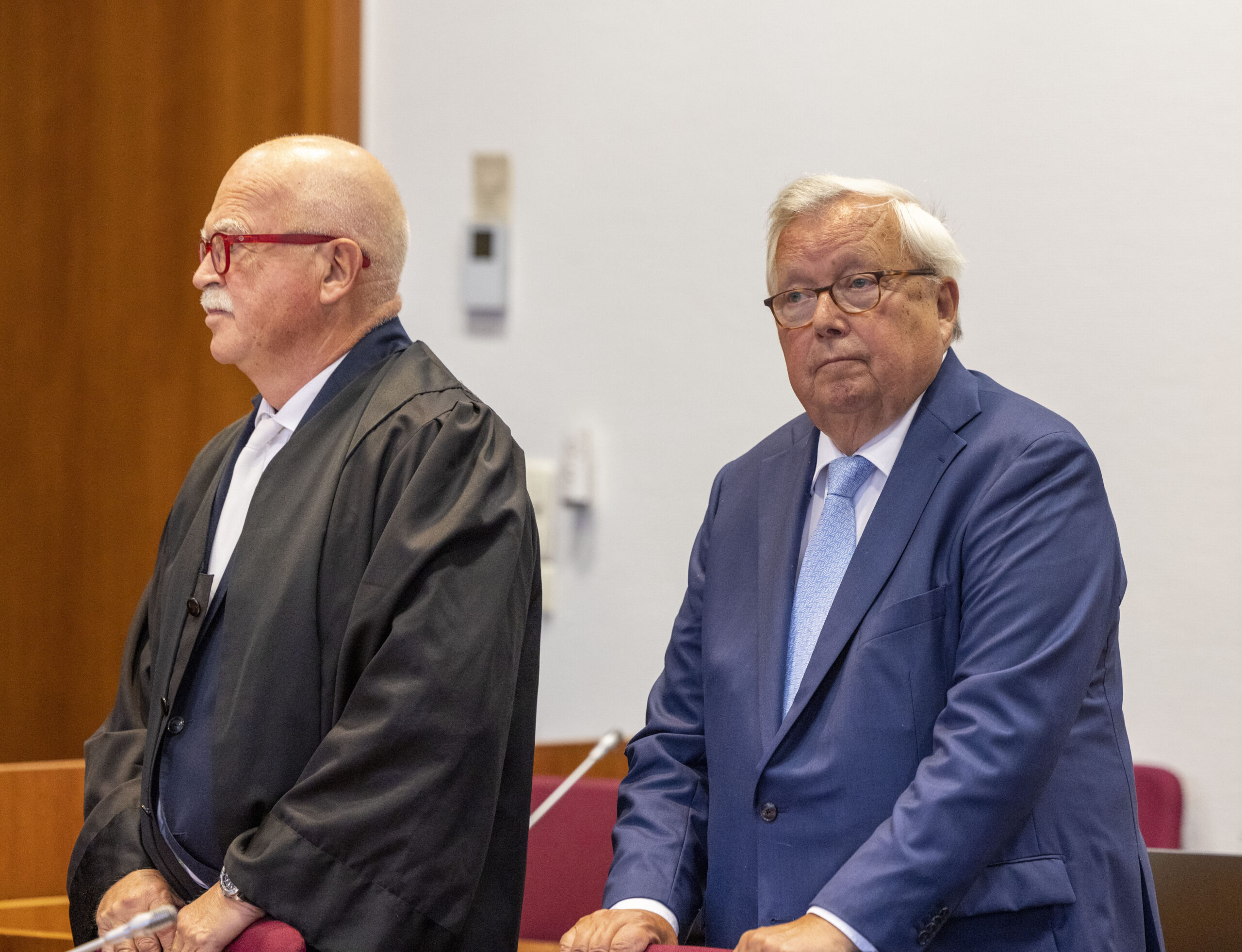 Der angeklagte Bankier Christian Olearius (r.) steht neben seinem Anwalt Peter Gauweiler im Gerichtssaal im Bonner Landgericht.