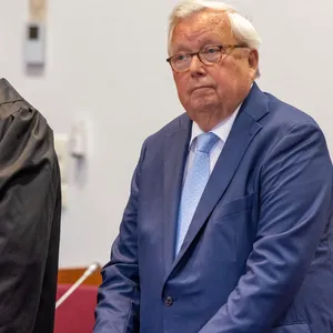 Der angeklagte Bankier Christian Olearius (r.) steht neben seinem Anwalt Peter Gauweiler im Gerichtssaal im Bonner Landgericht.