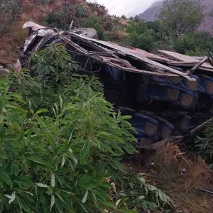 Bei einem Busunglück in Peru stürzte das Fahrzeug in eine 200 Meter tiefe Schlucht.
