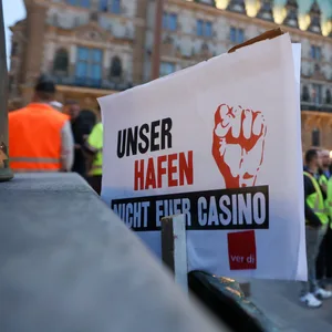 Demo gegen den geplanten Einstieg der Reederei MSC in die HHLA. Jetzt war der Deal Thema in der Bürgerschaft.