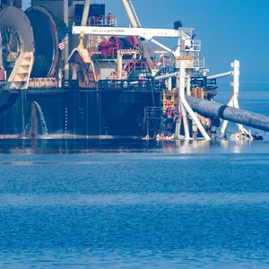Auf dem Pipeline-Verlegeschiff „Castoro 10” vor dem Strand von Lubmin bauen Fachleute an der Anbindungspipeline des umstrittenen Rügener LNG-Terminals in Mukran.