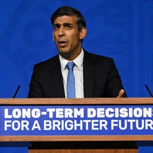Sunak spricht in der Downing Street 10. Er will die Klimaziele seines Landes auf breiter Front aufweichen.