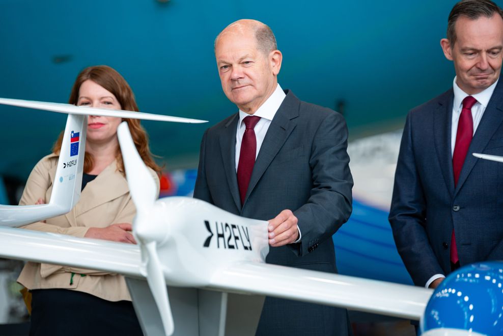 Ampel-Überflieger: Auch Bundeskanzler Olaf Scholz (SPD, m.) und Verkehrsminister Volker Wissing (FDP, r.) ließen sich in Hamburg blicken.