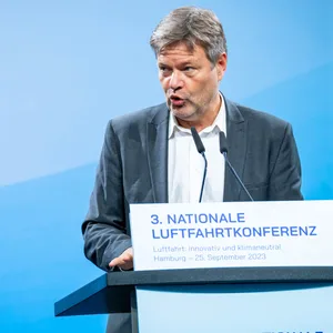 Robert Habeck (Grüne) betonte in Hamburg, dass Deutschland die Luftfahrtbranche nicht für den Klimaschutz aufgibt.