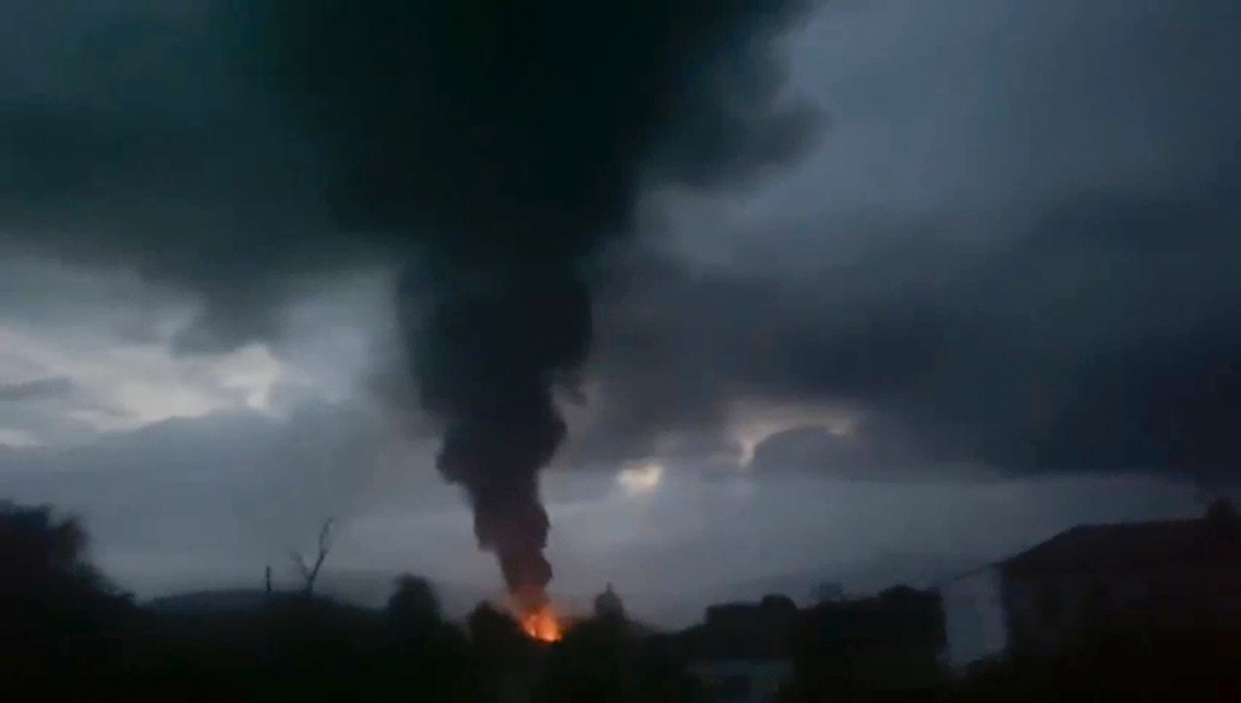 Das Bild aus einem bei X verbreiteten Video soll das brennende Tanklager zeigen.