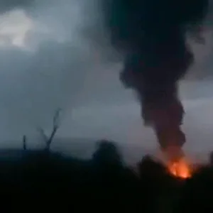 Das Bild aus einem bei X verbreiteten Video soll das brennende Tanklager zeigen.