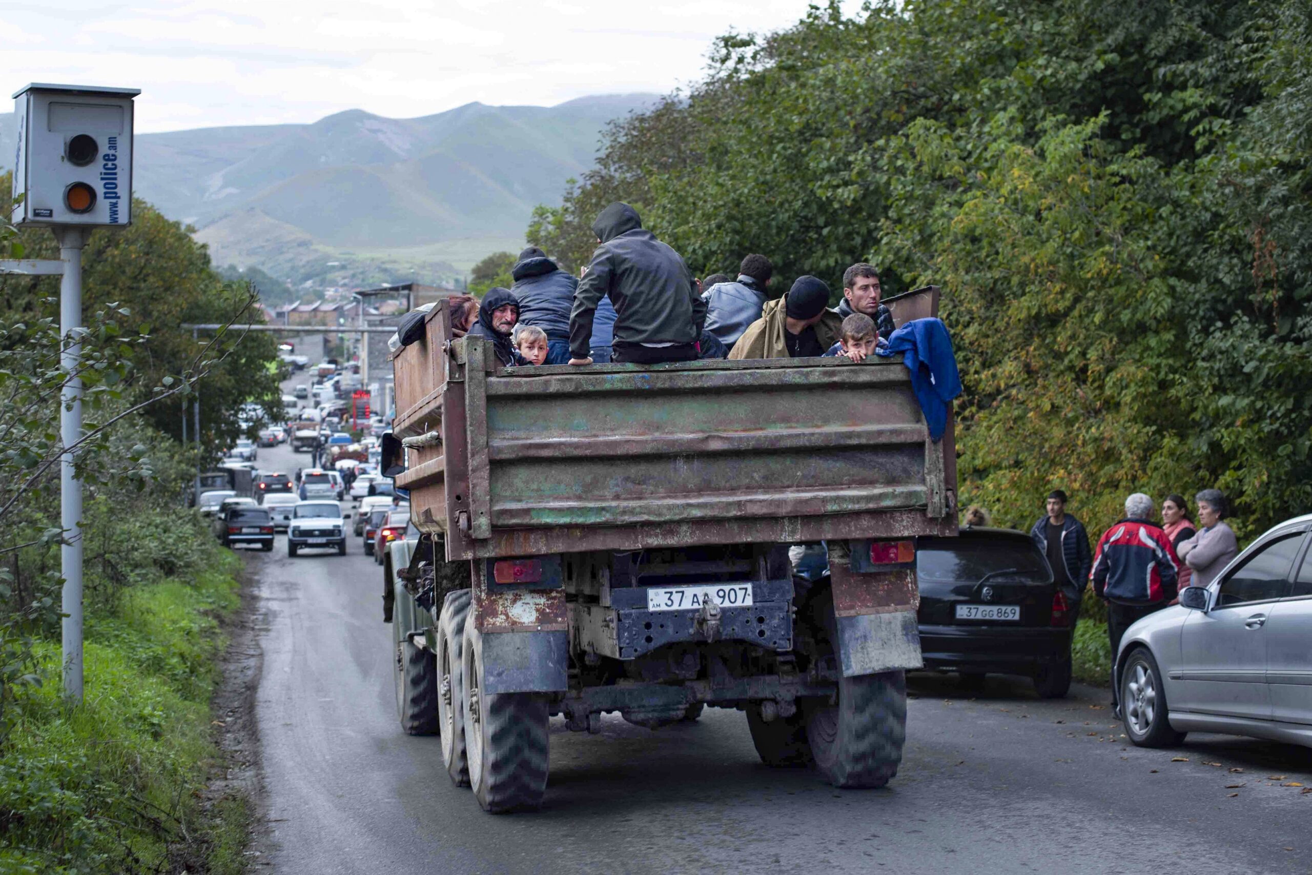 Ethnische Armenier aus Berg-Karabach sitzen in einem Lastwagen auf dem Weg nach Goris in der Region Syunik. Nach der Eroberung des Gebietes Berg-Karabach durch Aserbaidschan wächst die Zahl der nach Armenien flüchtenden Menschen.