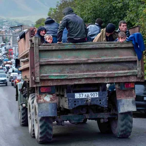Ethnische Armenier aus Berg-Karabach sitzen in einem Lastwagen auf dem Weg nach Goris in der Region Syunik. Nach der Eroberung des Gebietes Berg-Karabach durch Aserbaidschan wächst die Zahl der nach Armenien flüchtenden Menschen.
