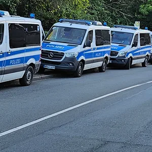 Die Polizei ist mit mehreren Fahrzeugen bei einer Drogenrazzia in Velbert im Einsatz. Bei einer Razzia in Nordrhein-Westfalen und zwei weiteren Bundesländern sind rund 400 Polizisten gegen den organisierten Handel mit Kokain und Marihuana vorgegangen.