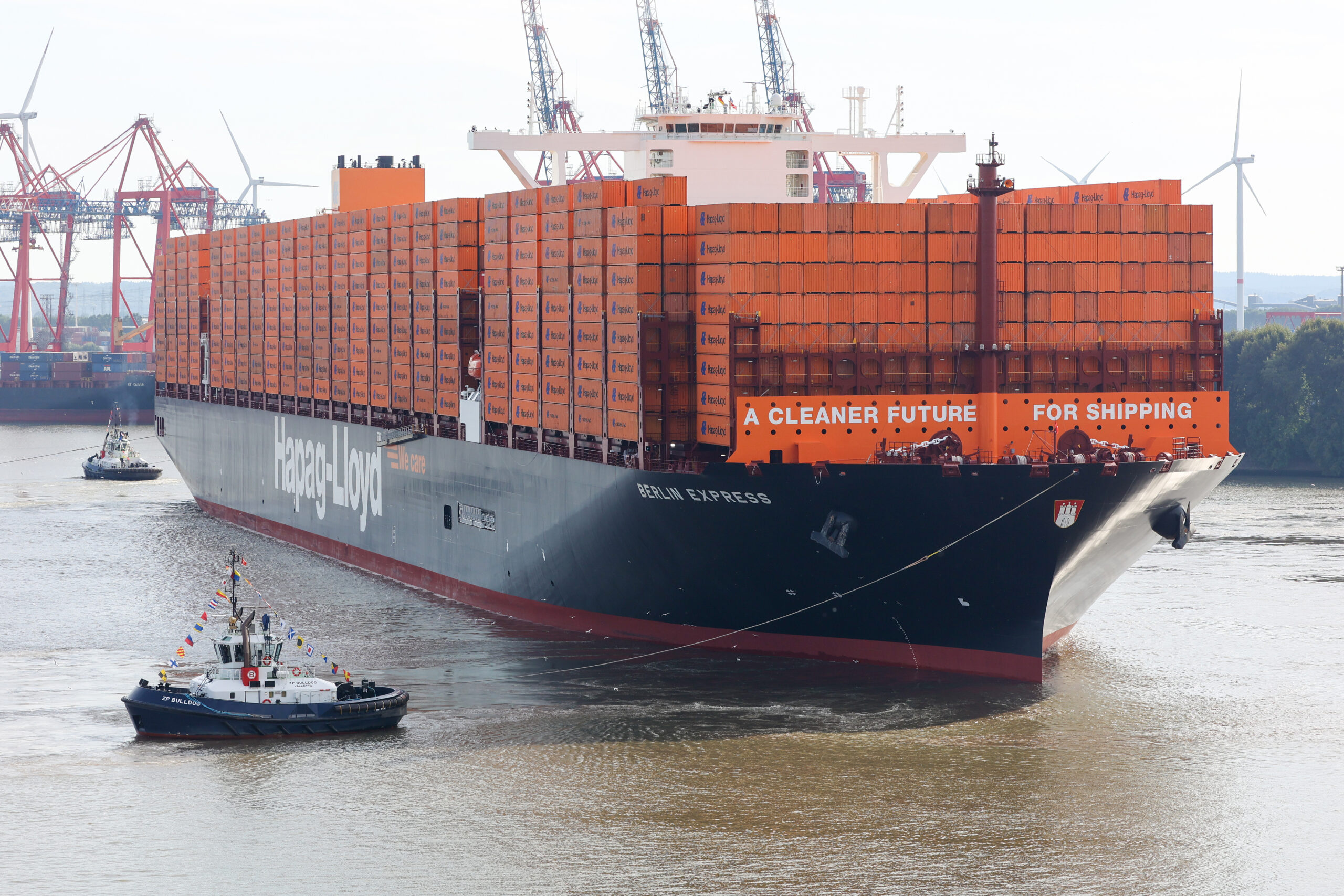 Am Dienstag lief der Containerriese „Berlin Express“ im Hamburger Hafen ein.