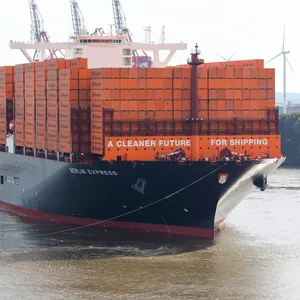 Am Dienstag lief der Containerriese „Berlin Express“ im Hamburger Hafen ein.