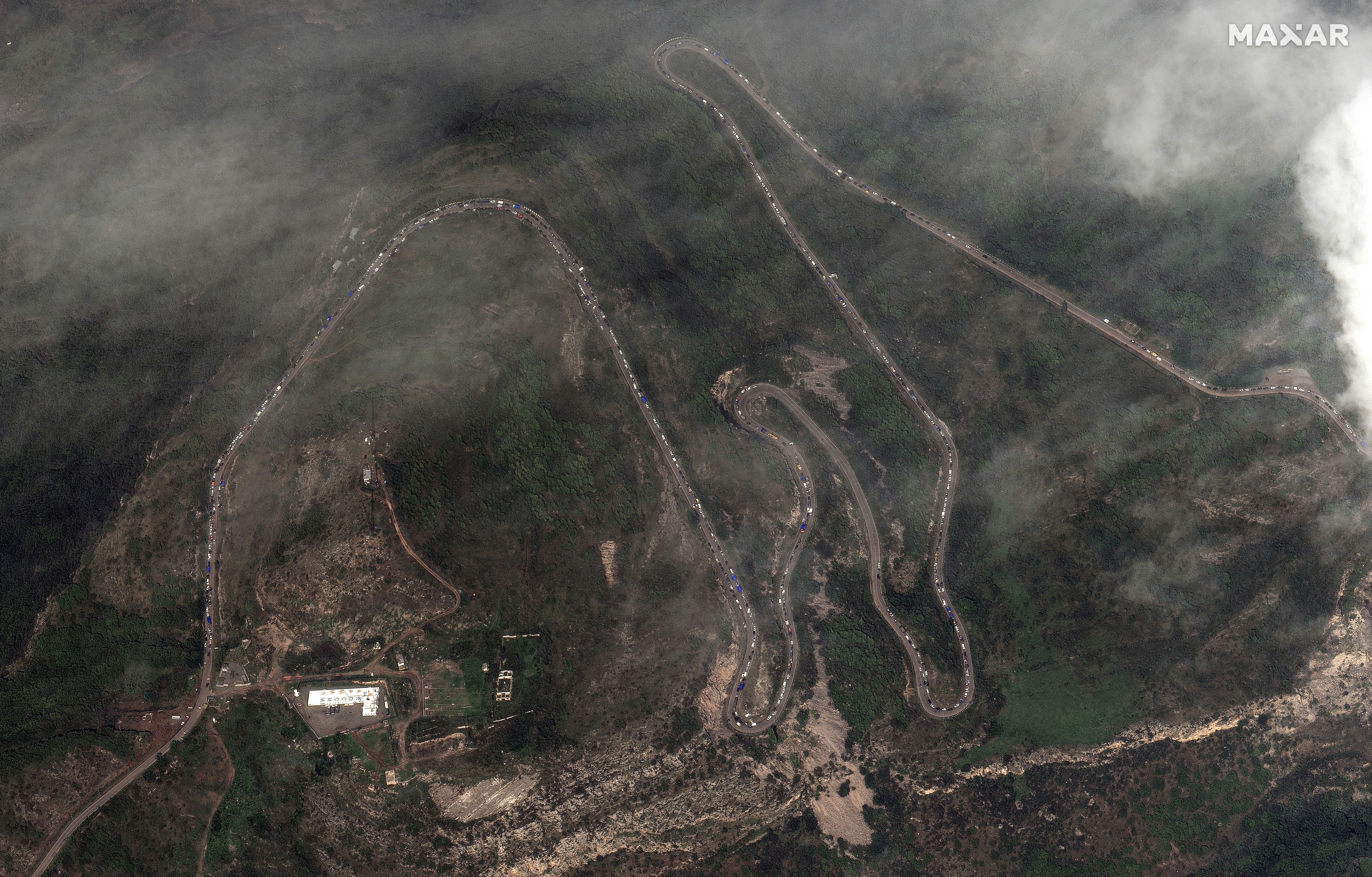 Satellietenbilder zeigen langen Stau von Fahrzeugen entlang des Lachin-Korridors in der Region Berg-Karabach. Tausende von Armeniern sind aus Berg-Karabach geströmt
